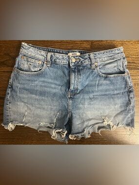 Tommy Hilfiger Women's Light Blue Distressed Denim Shorts
